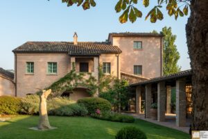 esterno-tenuta-santi-giacomo-e-filippo