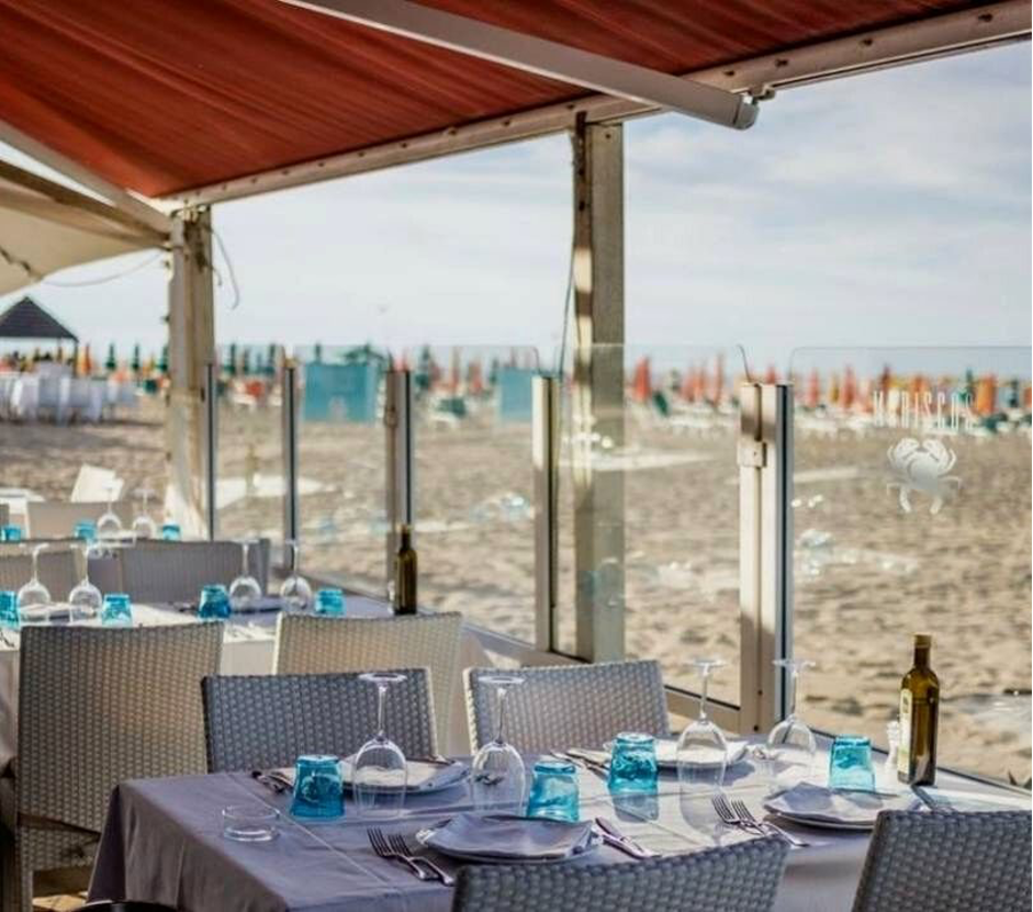 Cena-romantica-a-Riccione-spiaggia-tavoli